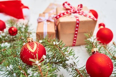 seçici odak Noel hediyeleri ve arka plan üzerinde güzel dekorasyon