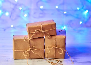 seçici odak Noel hediyeleri ve arka plan üzerinde güzel dekorasyon