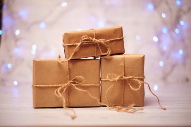 seçici odak Noel hediyeleri ve arka plan üzerinde güzel dekorasyon