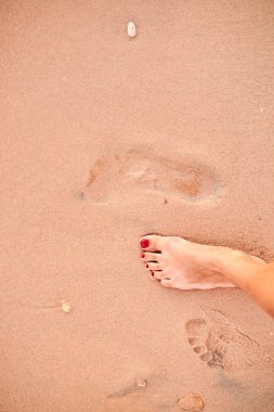 Kumsalda duran kadın kısmi görünümünü