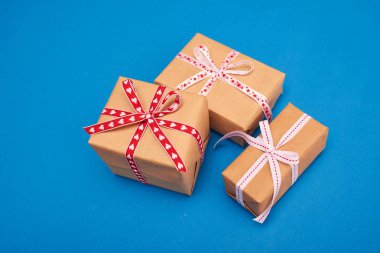 seçici odak Noel hediyeleri ve arka plan üzerinde güzel dekorasyon