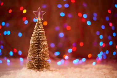 Noel ağacı güzel yıldızı tarafından dekore edilmiş görünümünü kapat 