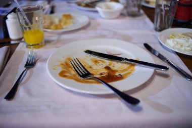 hizmet tablo atış kadar yemekten sonra restoranda kapatın.