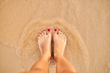 Kumsalda duran kadın kısmi görünümünü