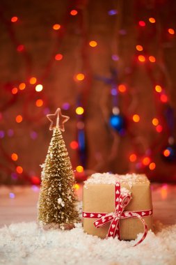 Noel hediyesi ve güzel dekorasyon zemin üzerine seçici odak