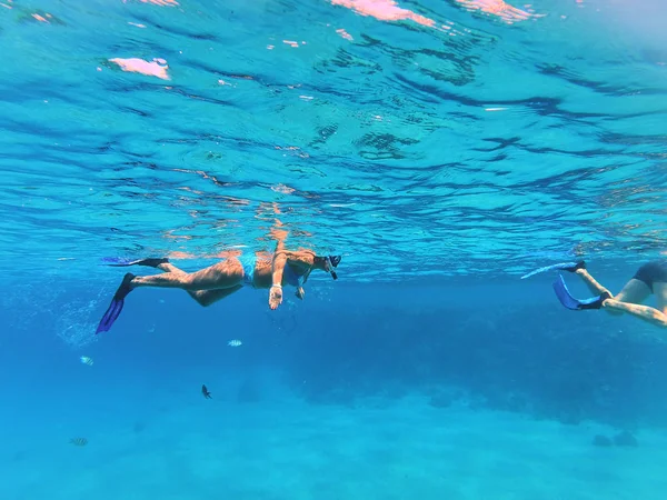 Photo Sous Marine Femme Masque Plongée Nageant Dans Piscine — Photo