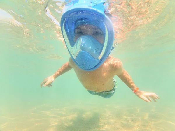 Подводный Кадр Маленького Мальчика Маске Плавающего Бассейне — стоковое фото
