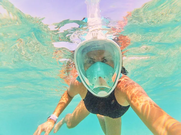 Woman Diving Mask Taking Selfie While Swimming Water — Stock Photo, Image