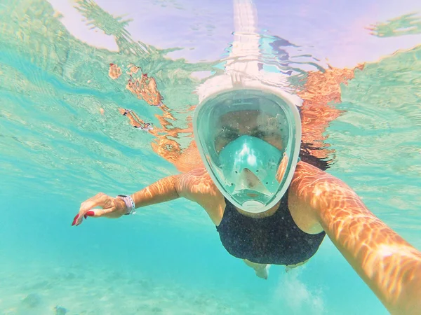 Woman Diving Mask Taking Selfie While Swimming Water — Stock Photo, Image