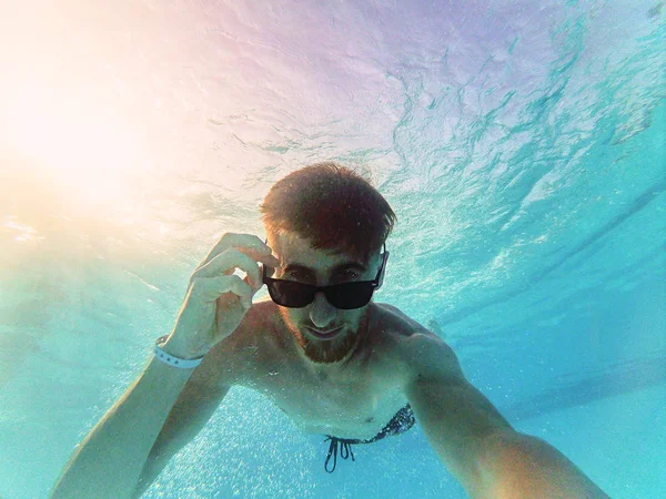 Człowiek Biorąc Selfie Podczas Pływania Pod Wodą — Zdjęcie stockowe