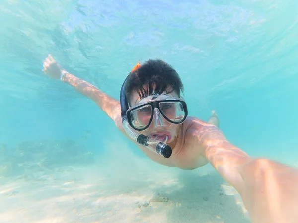 Glücklicher Mann Mit Tauchermaske Macht Selfie Beim Schwimmen Unter Wasser — Stockfoto