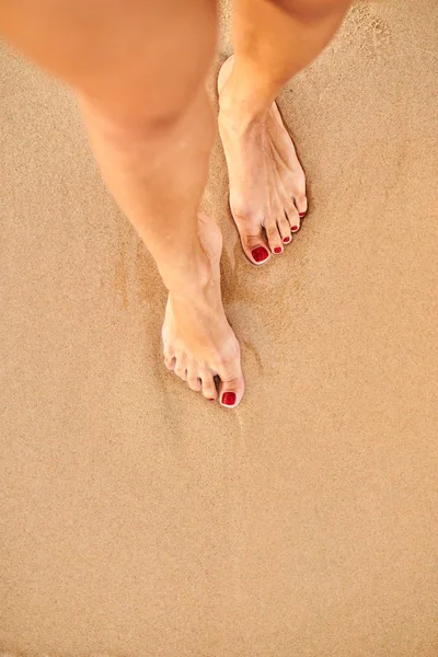 Ofullständig Bild Kvinna Som Står Sandstrand — Stockfoto