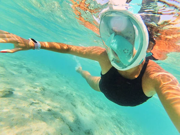 Donna Maschera Subacquea Scattare Selfie Mentre Nuota Sott Acqua — Foto Stock