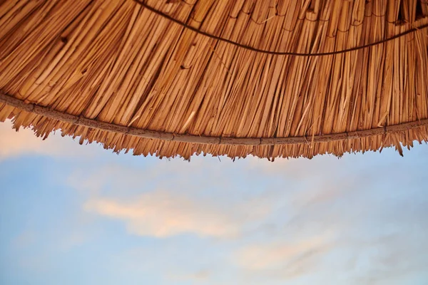 Bungalov çatı mavi gökyüzü karşı düşük açılı görünüş