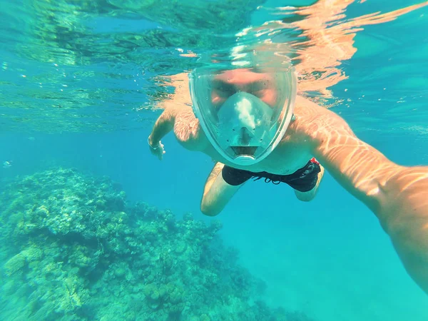 Mannen Dykning Mask Tar Selfie Medan Simmar Vatten — Stockfoto