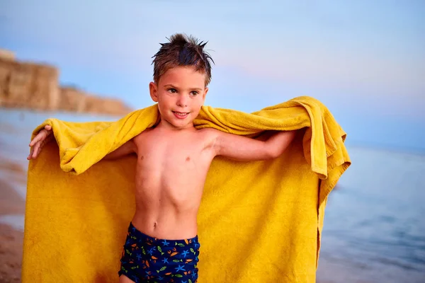 Vista Frontale Gioioso Bambino Avvolto Asciugamano Piedi Sulla Spiaggia Durante — Foto Stock