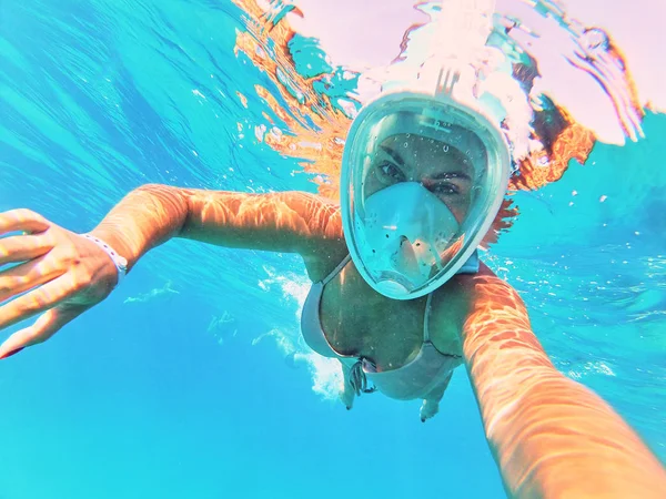 Frau Mit Tauchermaske Macht Selfie Beim Schwimmen Unter Wasser — Stockfoto