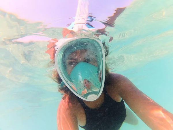 Žena Potápěčské Masky Selfie Při Plavání Pod Vodou — Stock fotografie