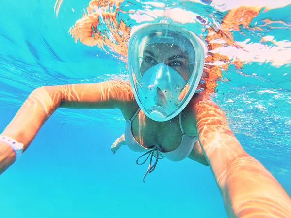 Kvinna Dykning Mask Tar Selfie Medan Simmar Vatten — Stockfoto