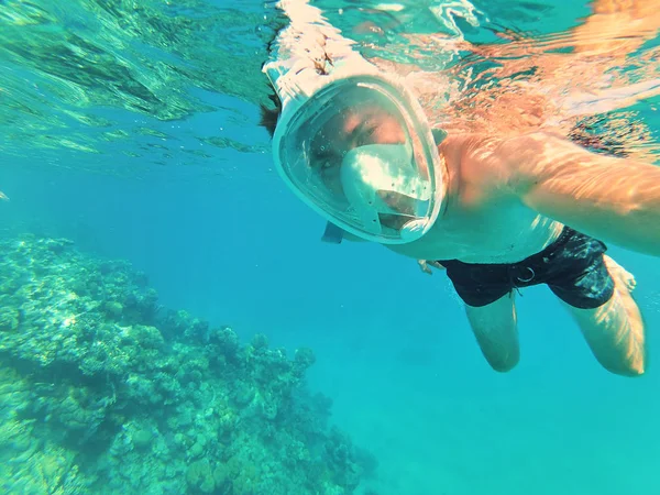 Mann Mit Tauchermaske Macht Selfie Beim Schwimmen Unter Wasser — Stockfoto