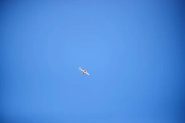 Imagen Marco Completo Cielo Azul Claro Con Avión —  Fotos de Stock