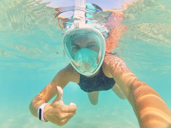 Frau Mit Tauchermaske Macht Selfie Beim Schwimmen Unter Wasser — Stockfoto