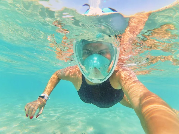 Donna Maschera Subacquea Scattare Selfie Mentre Nuota Sott Acqua — Foto Stock