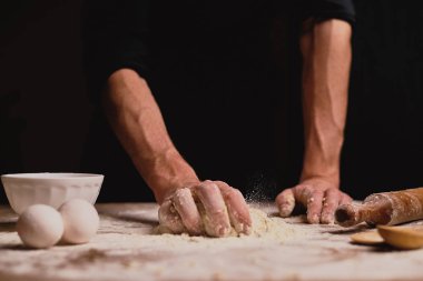 Mutfak masasının üzerinde hamur yoğurma adam resmini kırpılmış