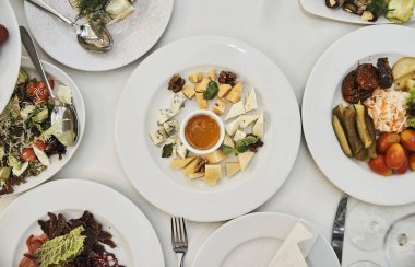 kutlama partisi için sunulan tablo seçici odak