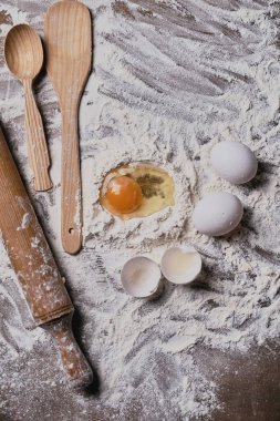 ahşap masa hamur hazırlık için un ve yumurta sarısı kapsamında üstten görünüm 