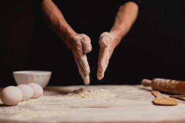 adam ahşap masa üzerinde hamur yoğurma kadeh kırpılmış