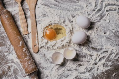 ahşap masa hamur hazırlık için un ve yumurta sarısı kapsamında üstten görünüm 