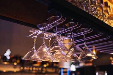 görünümü boş gözlük, Restoran bar asılı kadar kapatın