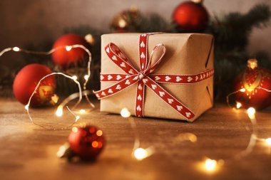 Noel hediyesi, çam çırpı ve tahta yüzeyi kırmızı baubles