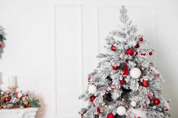 parlak baubles ve festival süsleri, yılbaşı arka plan ile güzel Noel ağacı