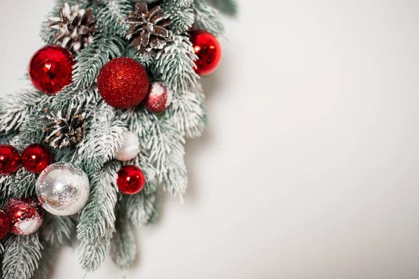 Vergrote Weergave Van Spar Twijgen Met Kerstballen Dennenappels Kerst Vakantie — Stockfoto