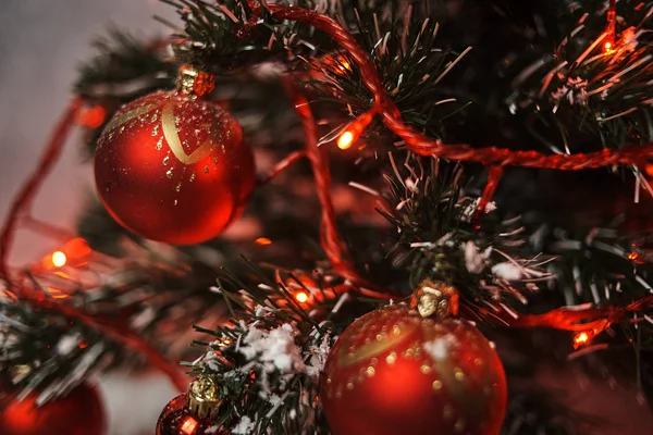 Vergrote Weergave Van Kerstboom Met Rode Glanzende Ballen Verlichte Garland — Stockfoto