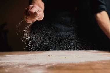 adam ahşap masa üzerinde hamur yoğurma kadeh kırpılmış