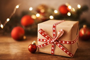 hediye kutusu ahşap yüzeyde süslemeleri ile Noel ağacı yakınındaki yakından görmek