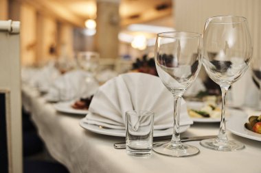 kutlama partisi için sunulan tablo seçici odak