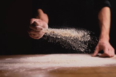 adam ahşap masa üzerinde hamur yoğurma kadeh kırpılmış