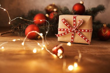 Noel hediyesi, çam çırpı ve tahta yüzeyi kırmızı baubles