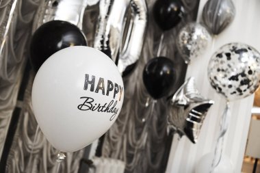 İyi ki doğdun yazı ile dekoratif hava balonu görünümünü kapat 