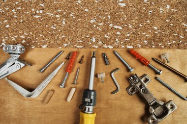 şişman lay ile çeşitli tamir Ekipmanı doğrama ahşap arka plan üzerinde için düzenlenmiş