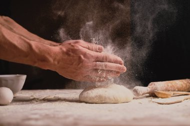 adam ahşap masa üzerinde hamur yoğurma kadeh kırpılmış