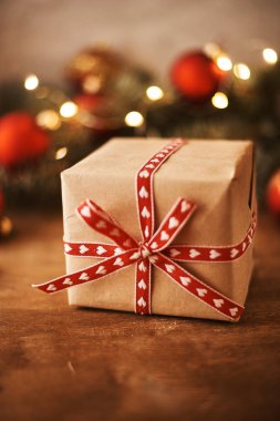 hediye kutusu ahşap yüzeyde süslemeleri ile Noel ağacı yakınındaki yakından görmek