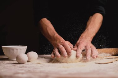 kısmi ahşap masa üzerinde hamur yoğurma adam görünümünü