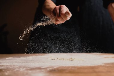 adam ahşap masa üzerinde hamur yoğurma kadeh kırpılmış
