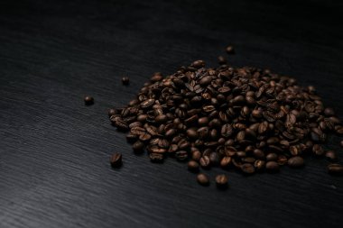 kavrulmuş aromatik kahve çekirdekleri yakından görmek siyah ahşap tablo