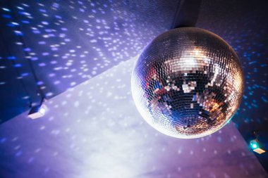 gece kulübünde, gece parti arka plan asılı parlak disko topu